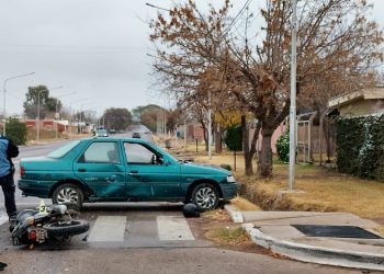 Choque entre moto y auto: dos lesionados