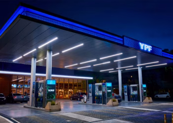 YPF confirmó que será más barato cargar nafta a la madrugada: el plan para segmentar precios con inteligencia artificial