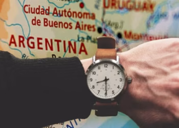 Presentaron un proyecto para cambiar la hora en Argentina: en qué consiste la modificación y cuál sería el nuevo huso horario