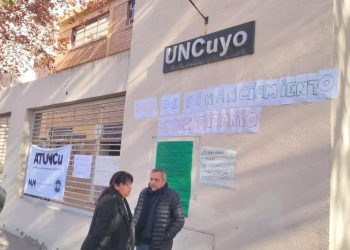 Abrazo simbólico contra el desfinanciamiento educativo: “Solo se puede sostener una universidad pública y de calidad con un presupuesto digno”