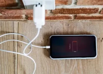 ¿Es bueno o malo dejar el celular cargando toda la noche?