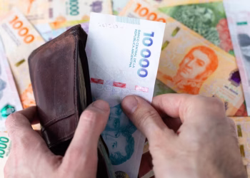 La Argentina dividida: mientras la mitad de los hogares no llega a fin de mes, más del 30% compra en dólares
