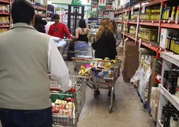 Por qué la eliminación de un recargo en los supermercados beneficiará a los consumidores de Mendoza