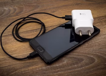 Cómo arreglar el cargador del celular con una tapita de plástico