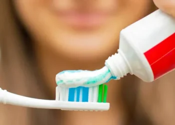 ¿Qué pasta usás para lavar tus dientes? Advierten que el fluoruro de estaño podría causar lesiones