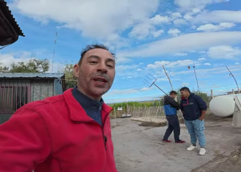 Rich Rider el “motoviajero” hizo una parada en su recorrido para conocer a los chicos de la escuela albergue de El Sosneado