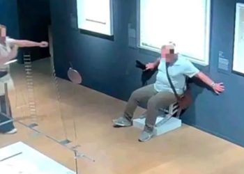 Turistas rompieron la silla Van Gogh de cristales Swarovski en un museo de Verona