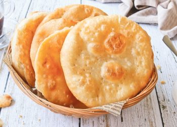 Venta de tortas fritas para ayudar con vestuario y viajes a estudiantes de talleres folclóricos