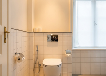 El inocente hábito de ir al baño sin ganas que puede dañar la salud: los motivos