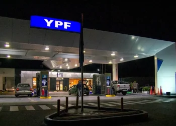 Nafta más barata en YPF: en qué horarios y qué estaciones del país se consigue un 5% de descuento