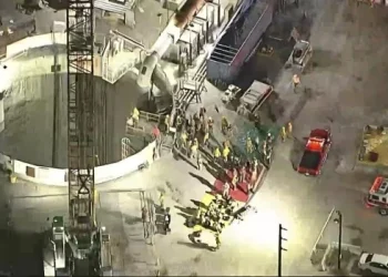 Rescatan a los 31 obreros tras el derrumbe de un túnel industrial en Los Ángeles