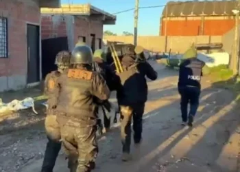 Un jubilado recibió a los tiros a la policía durante un allanamiento y lo mataron
