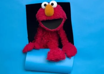 Hackean la cuenta X de Elmo y publican mensajes racistas