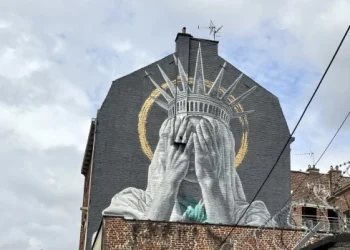 Un mural en Francia muestra a la Estatua de la Libertad cubriéndose los ojos en abierta crítica a Trump