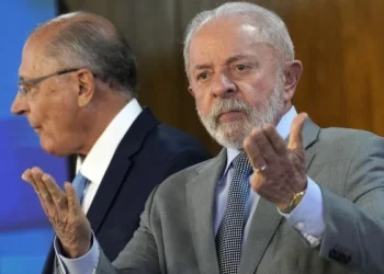 La amenaza arancelaria de Trump impulsa la popularidad de Lula y agrava los problemas legales de Bolsonaro