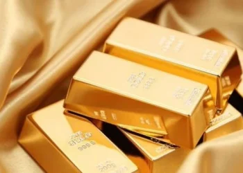 Estafan a una jubilada rusa: entregó 800.000 dólares en dinero en efectivo y lingotes de oro