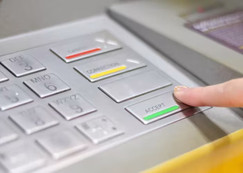 No desesperes: este es el botón que hay que presionar si se te queda retenida la tarjeta en un cajero automático