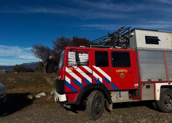 Son uruguayos, viajan por el continente en un camión de bomberos y piden ayuda tras quedar varados en San Rafael