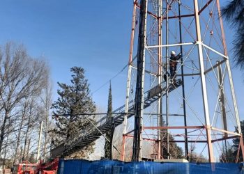 Gracias al “camión escalera” Bomberos de Salto de las Rosas ayudaron a reparar la torre de agua del aeropuerto
