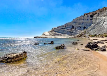 Tenía 17 años, disfrutaba de la playa, hizo un pozo profundo en la arena, se cayó, quedó sepultado y murió