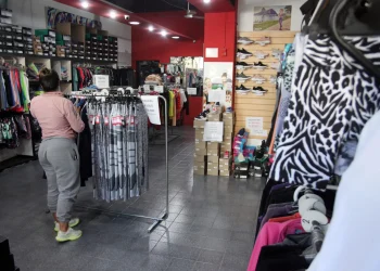 Crisis en los comercios de Mendoza: cayó el empleo y crecieron las compras de ropa al exterior