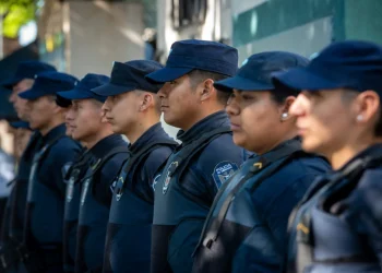 Otorgaron un aumento salarial para policías y agentes del Servicio Penitenciario: de cuánto será