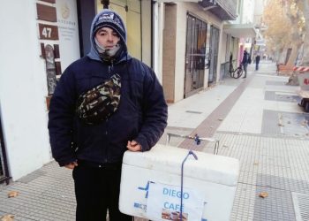 Una taza solidaria: el gesto de un cafetero sanrafaelino para aliviar el frío de quienes viven en la calle