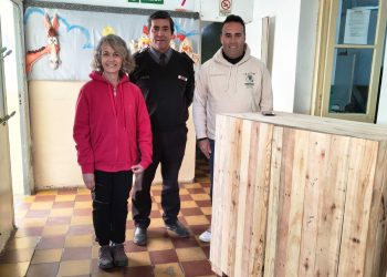 Articulación entre la delegación de El Cerrito y la unidad penitenciaria: entregaron mobiliario fabricado por internos a una escuela artística