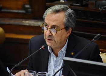 Proponen eliminar los aportes obligatorios de médicos a la Caja de la Salud