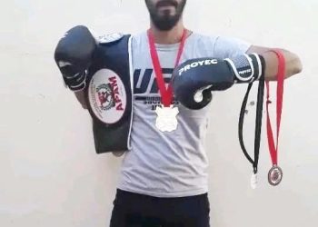 Deportista junta fondos para viajara una competencia de Kickboxing