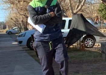 Falsos inspectores de Defensa Civil amenazan a jubilados con que “los van a multar” por los árboles y les sacan dinero