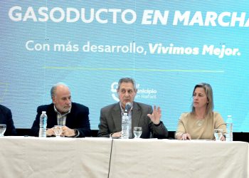 Gasoducto: Omar Félix firmó el convenio para terminar la importante obra para el Sur