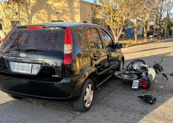 Choque entre moto y auto: un joven lesionado