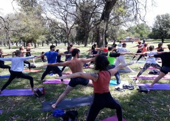 Invitan a participar de una “clase solidaria” de yoga