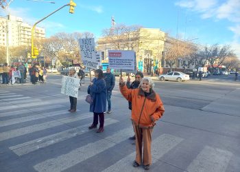 Jubilados y trabajadores echados del Sedronar se manifestaron en el centro