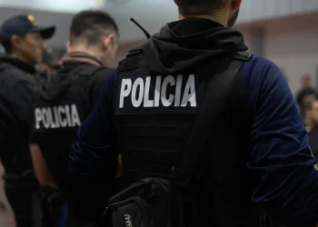 Auxiliar policial devolvió su arma y su chaleco por estar estresado: le dieron de baja