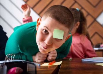 Cómo saber si un niño es inquieto o tiene TDAH: 18 señales de alerta para padres