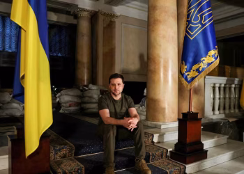 Zelensky habló con los defensores de Mariupol e insistió en el reclamo de aviones y tanques a Occidente