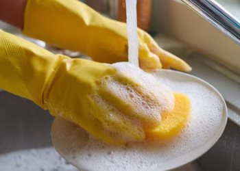 Prohibieron un detergente y pidieron su retiro urgente de la venta de todos los supermercados por quemar las manos