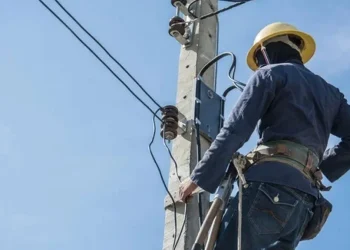 Multaron a una distribuidora eléctrica con $100 millones por fallas en la calidad del servicio