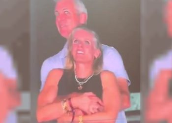 Amantes fueron captados por la Kiss Cam en el show de Coldplay