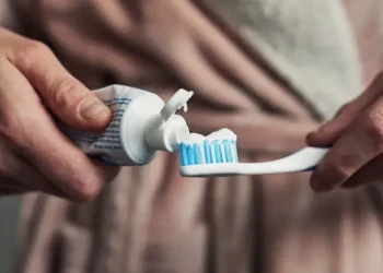 ANMAT prohibió la comercialización de una reconocida pasta de dientes por reacciones adversas