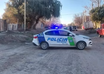 Brutal asesinato en General Roca: mataron a un hombre a balazos y arrastraron su cuerpo hasta un patio