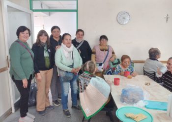 Las mujeres de “Eslabones Solidarios” transforman lanas recicladas en mantas para quienes más lo necesitan