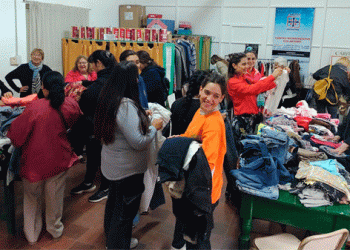 Cáritas San Antonio mantiene su feria solidaria de ropa durante todos los martes de agosto