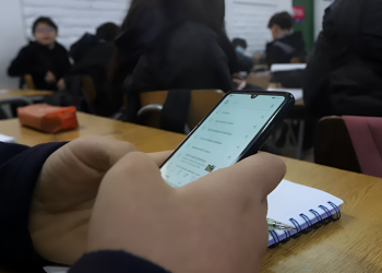 Celular en las escuelas de Mendoza: el 75% de los alumnos lo utiliza cada media hora