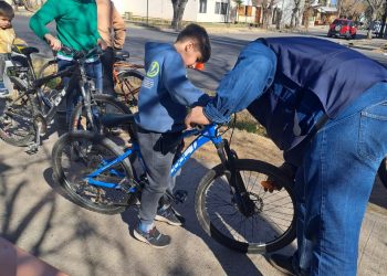 Defensa Civil entrega «ojos de gato» para ir «pedaleando seguro»