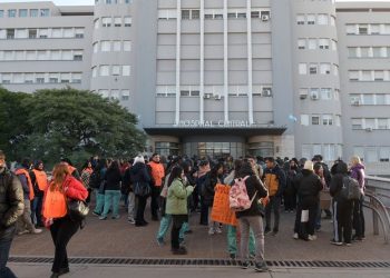 Paro y movilización de trabajadores del Hospital Central: reclaman mejoras salariales y pase a planta