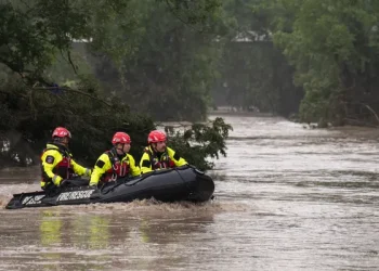 Inundaciones en Texas dejan al menos 24 muertos y 20 nenas de un campamento desaparecidas