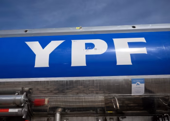 Juicio por YPF: la Argentina enfrenta días clave y evalúa dos escenarios para evitar transferir las acciones